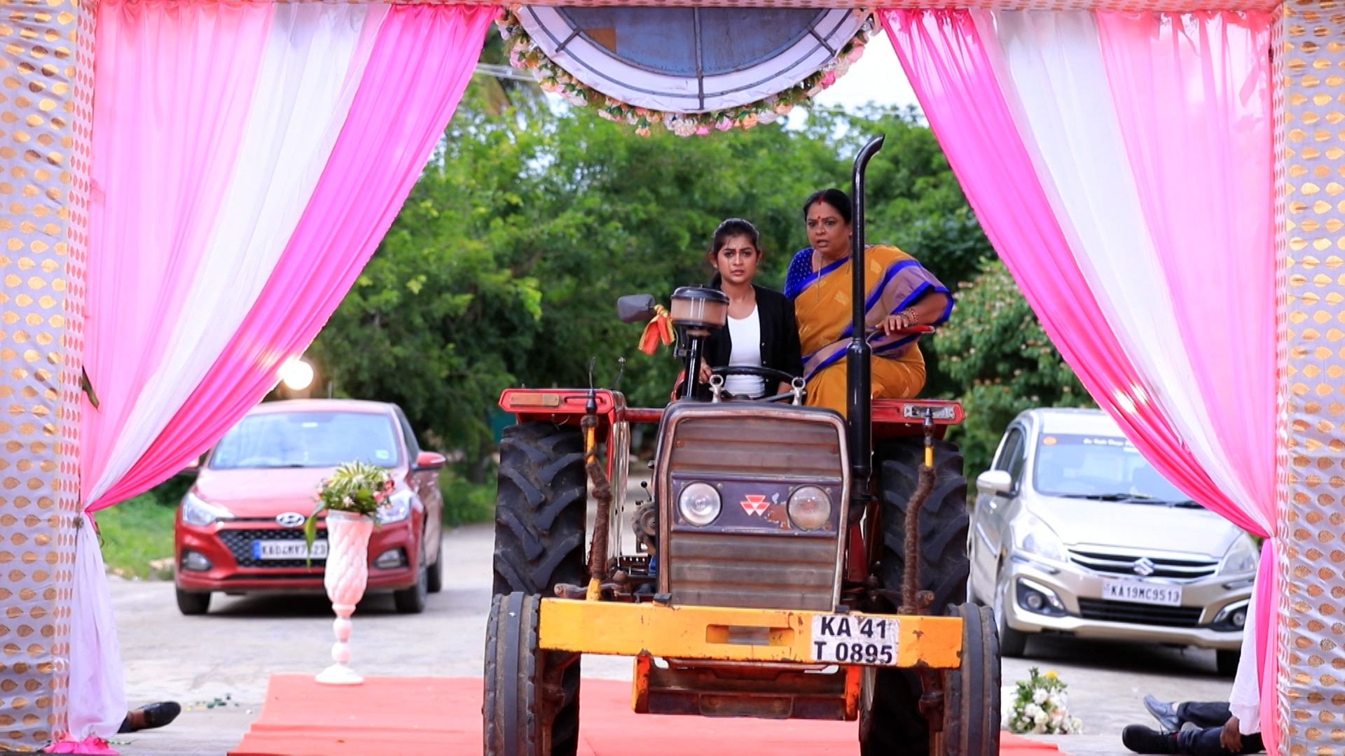 Watch Bhagyalakshmi Season 1 Episode 581 Tractor Breaks The Gate