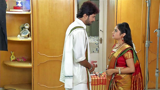 Watch Kulavadhu Season Episode Vedh And Dhanya S Romance