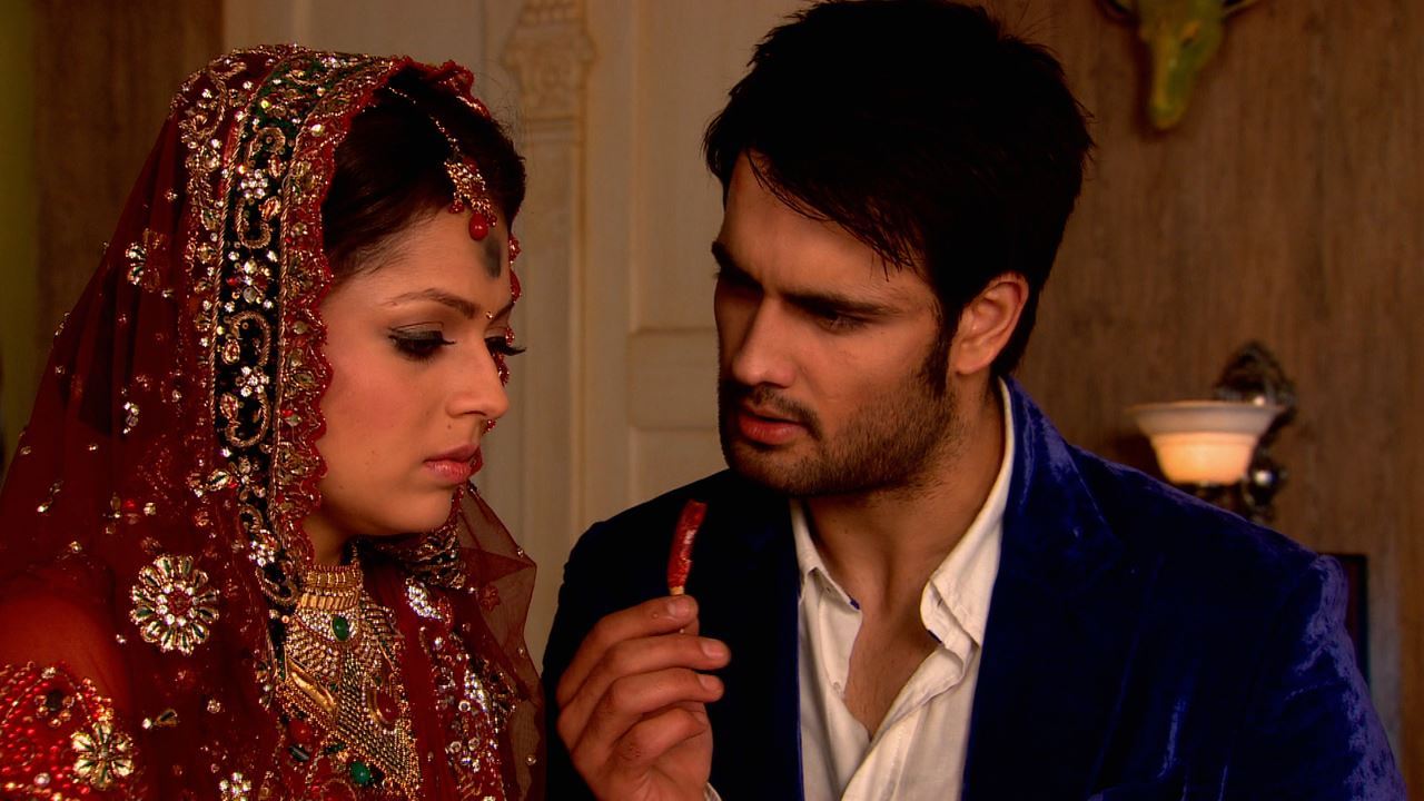 RK Insults Madhubala As He Reminds Her That She Is Nothing But A Maid In Th...