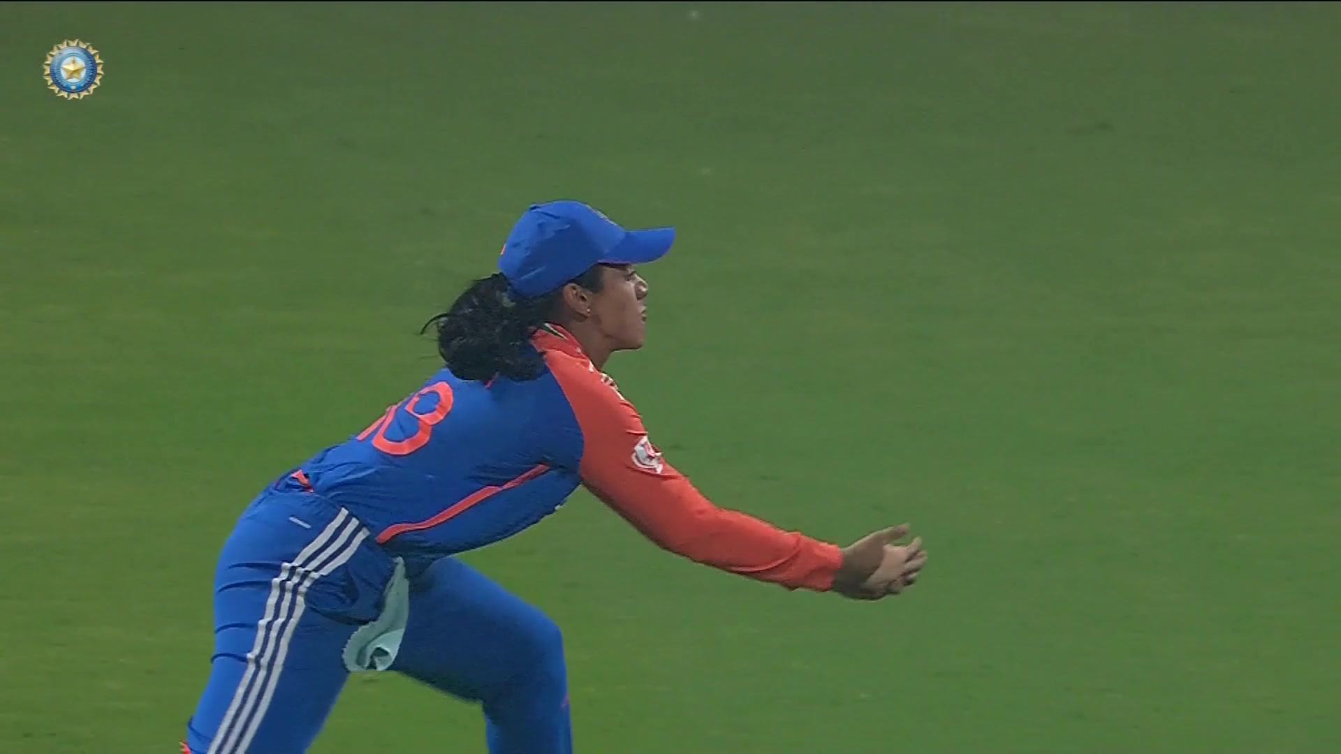 Watch Dropped! Smriti With An Early Blunder Video Online(HD) On JioCinema