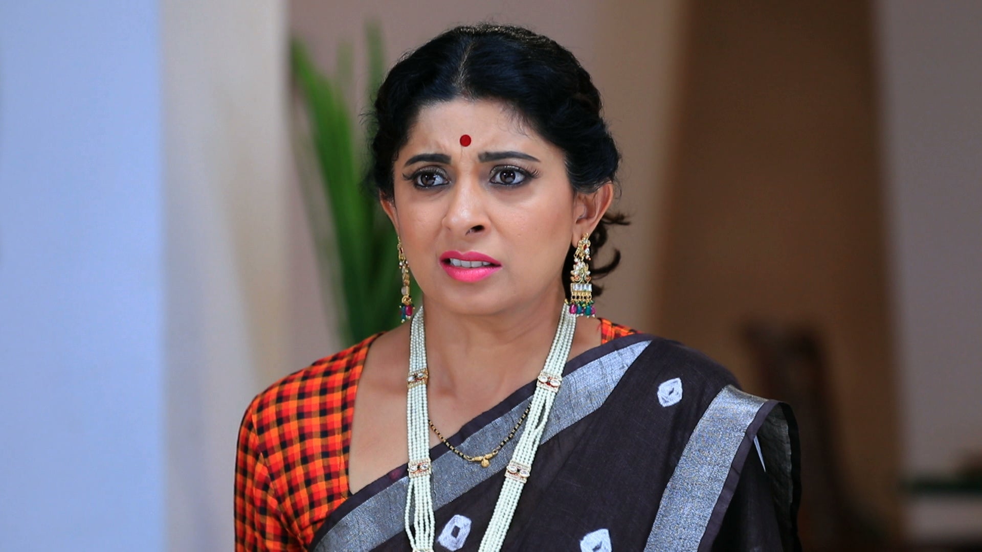 Watch Lakshmi Baramma Season 2 Episode 47 : Kaveri Gets To Know The ...