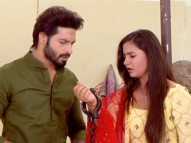 Watch Udaan Season 1 Episode 730 : Chakor And Suraj's Race Against Time ...