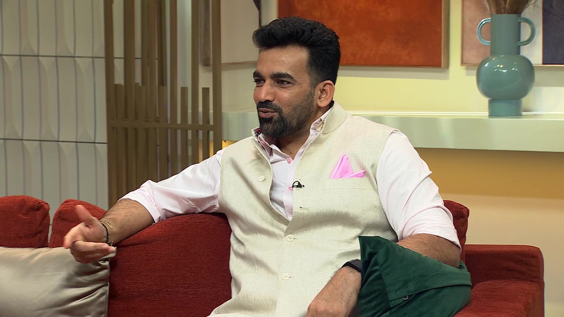 Watch Bollywood Trivia With Zaheer Khan (HIN) Video Online(HD) On JioCinema