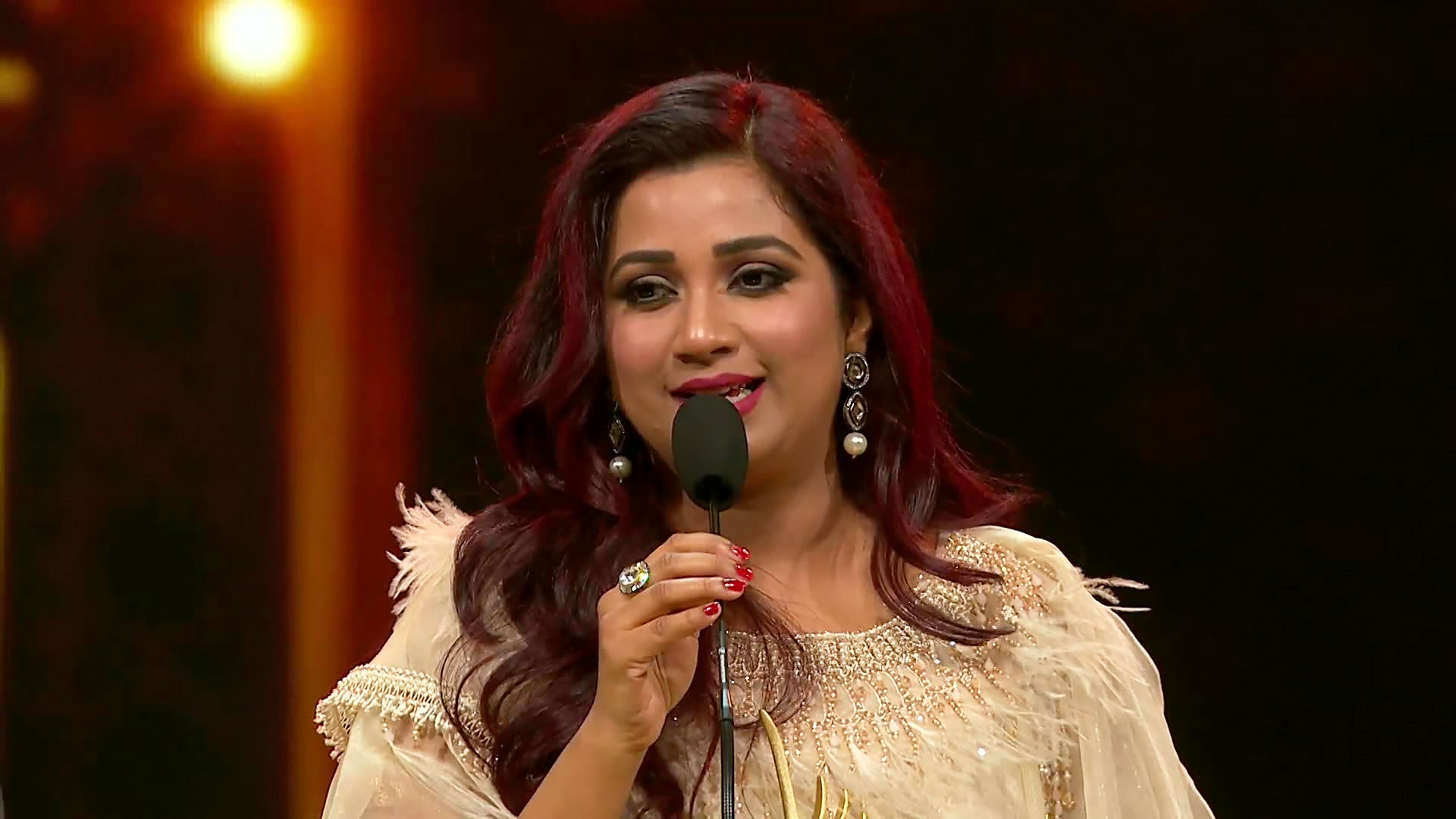 Watch Shreya Ghoshal Wins The Award Video Online(HD) On JioCinema