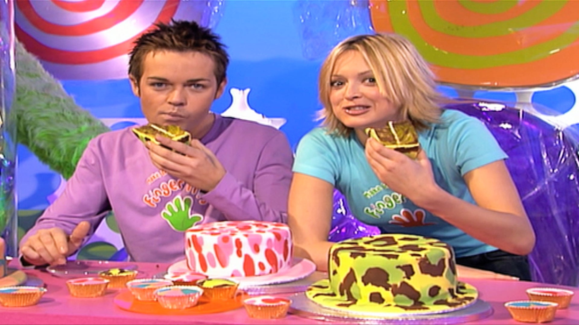 Watch Finger Tips Season 3 Episode 1 Making Of Colorful Splodge Cakes