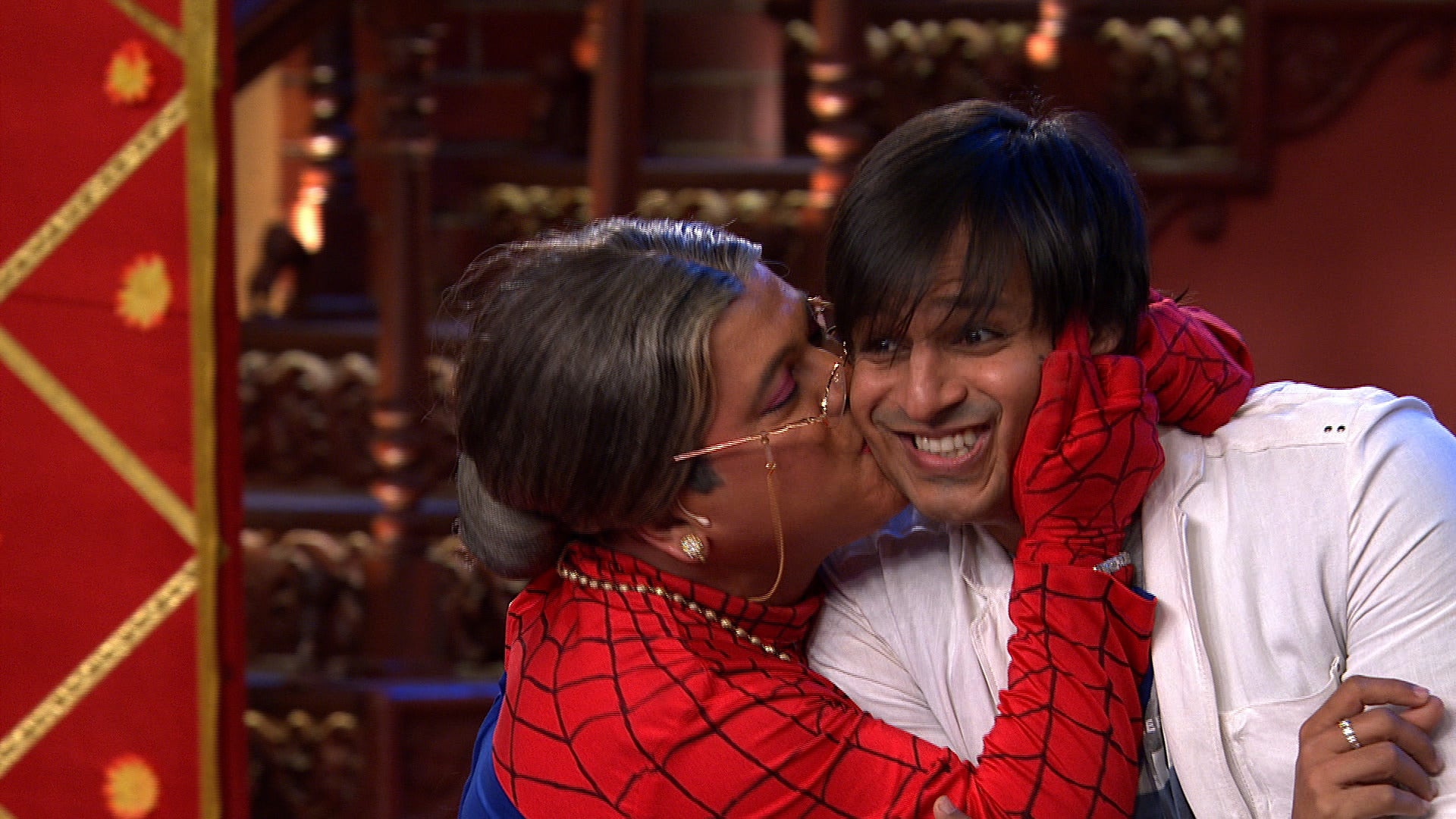 watch-comedy-nights-with-kapil-season-1-episode-75-dadi-kisses-vivek