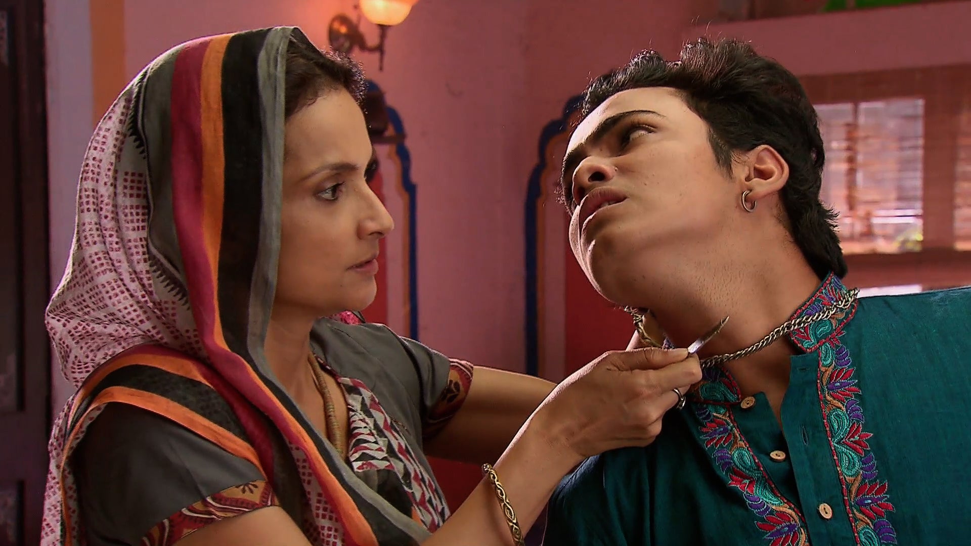 Watch Balika Vadhu Season 1 Episode 2078 : Kundan Manhandles Nimboli ...