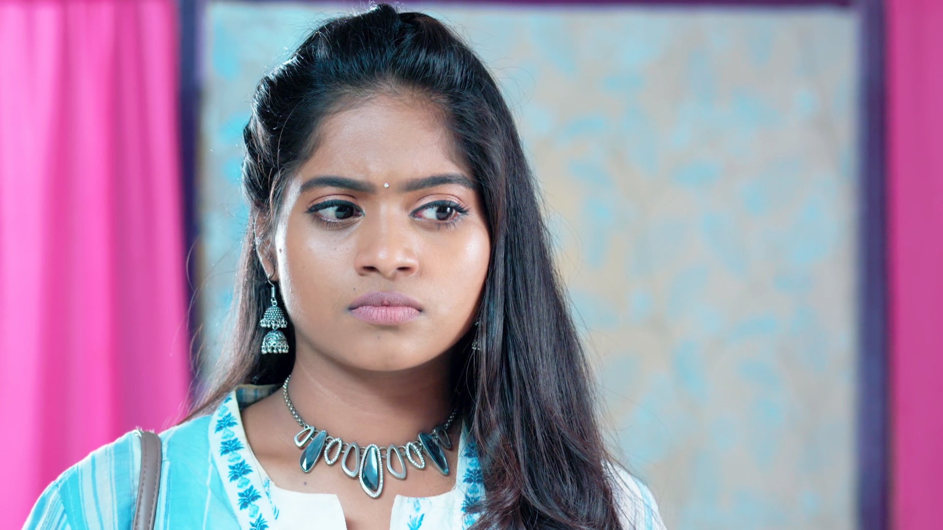 Watch Perazhagi Season 1 Episode 403 : Kayal Learns The Truth! - Watch ...