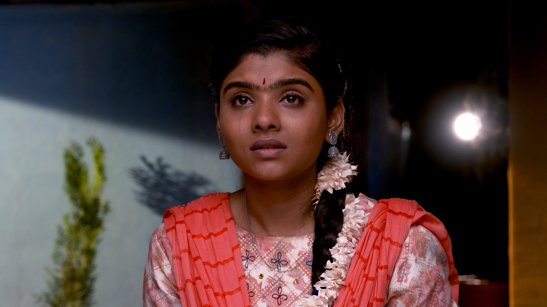 Watch Rangai Jaane Rang Ma Season 1 Episode 2 : Radha Gets Emotional ...