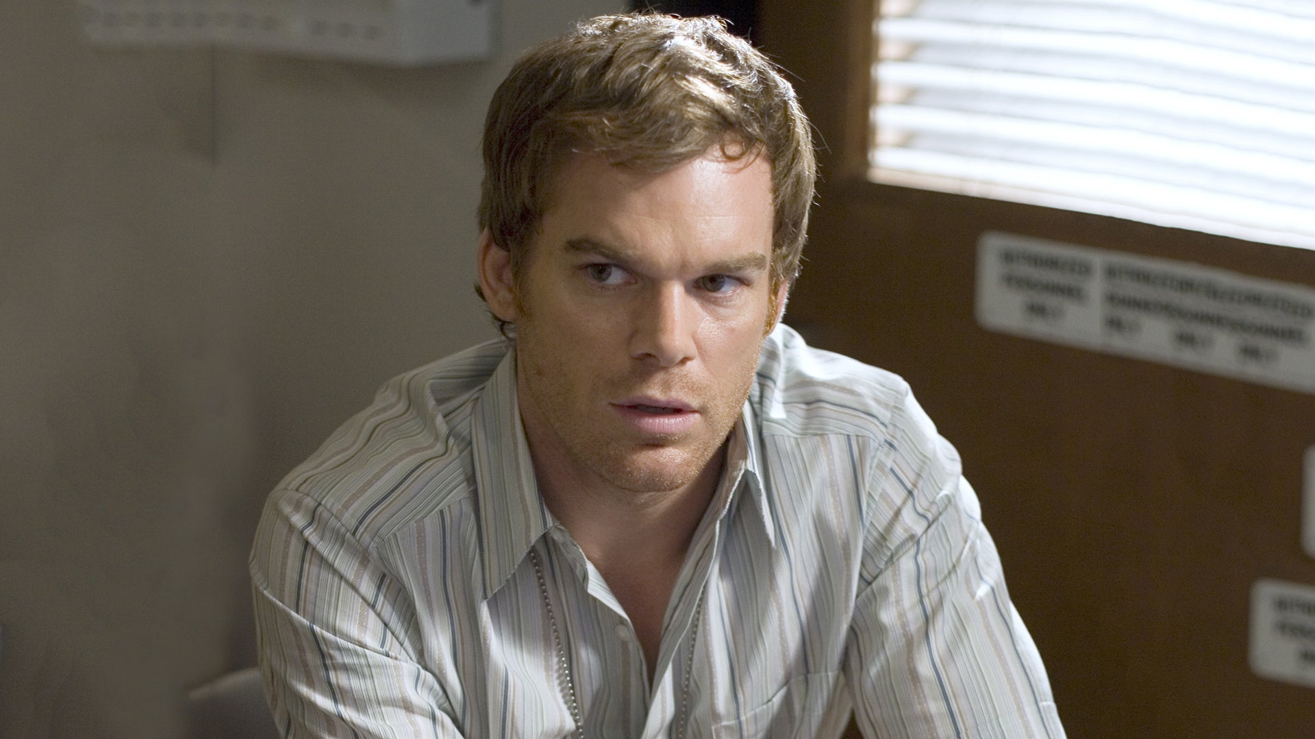 Watch Dexter Season 1 Episode 4 : Let's Give The Boy A Hand - Watch ...