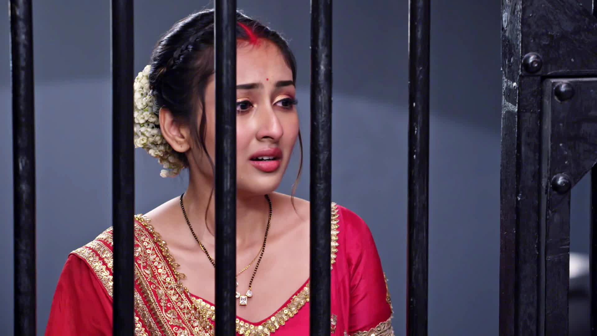 Watch Parineetii Season 1 Episode 642 : Parineet Is Put Behind Bars ...