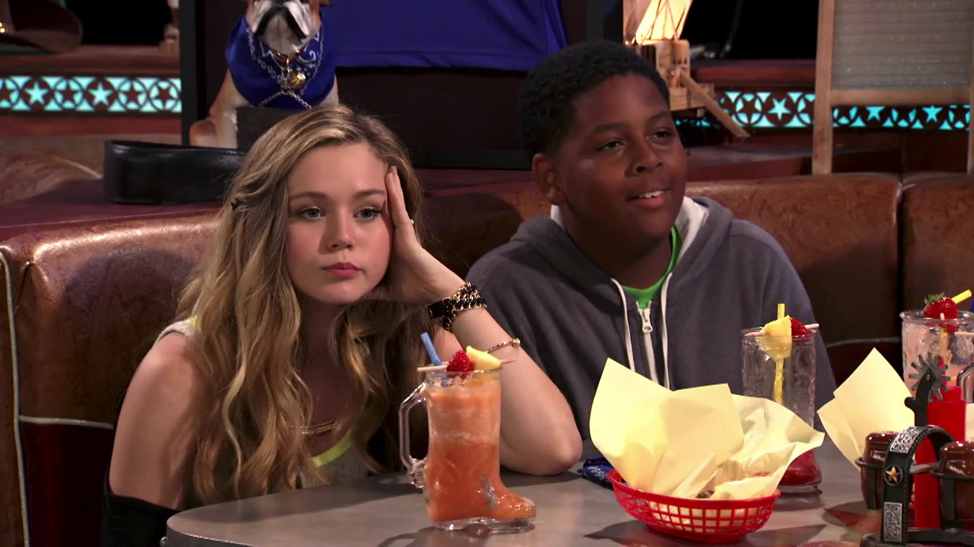 Watch Bella And The Bulldogs Season 1 Episode 12 Backseat Quarterback Watch Full Episode