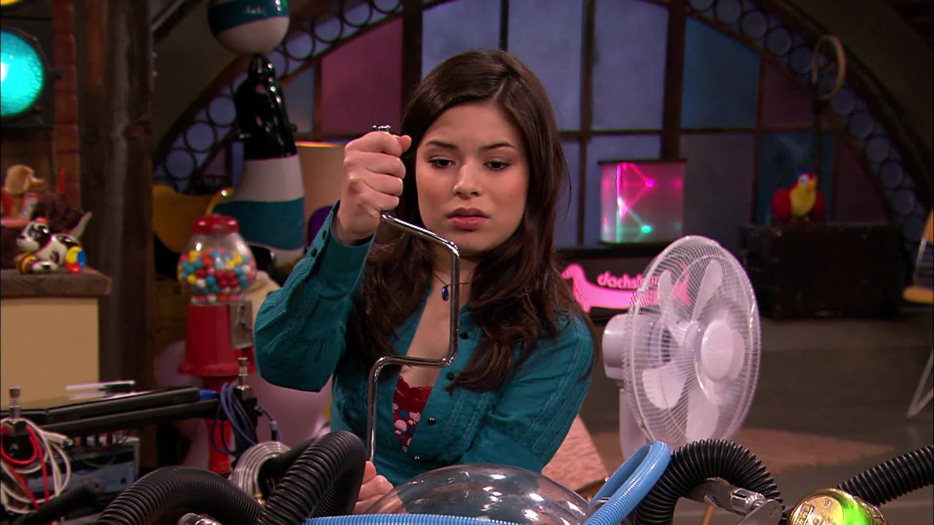 Watch ICarly Season 2 Episode 14 : Carly's Nuclear-powered Generator ...