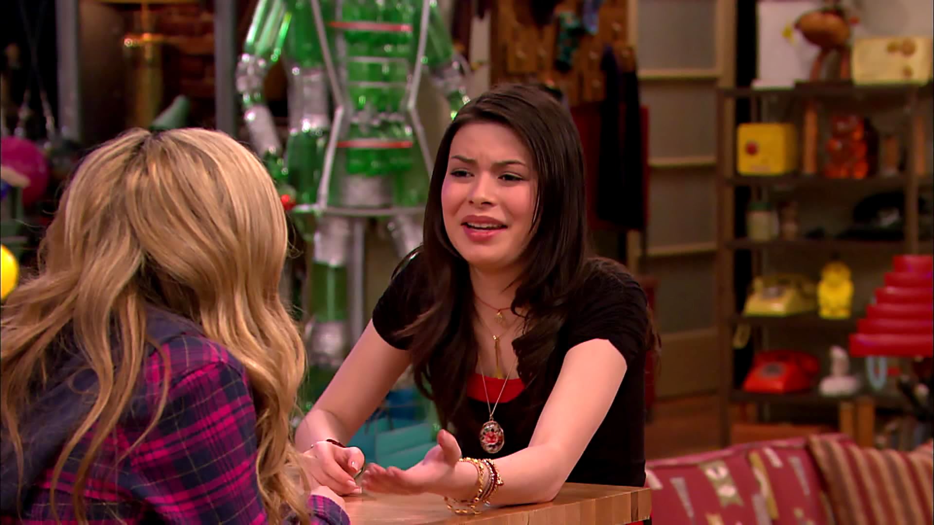 Watch ICarly Season 2 Episode 25 : IDate A Bad Boy - Watch Full Episode ...