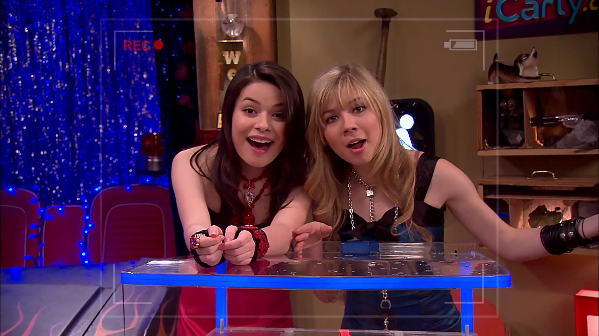 Watch ICarly Season 2 Episode 23 : ICarly Awards - Watch Full Episode ...