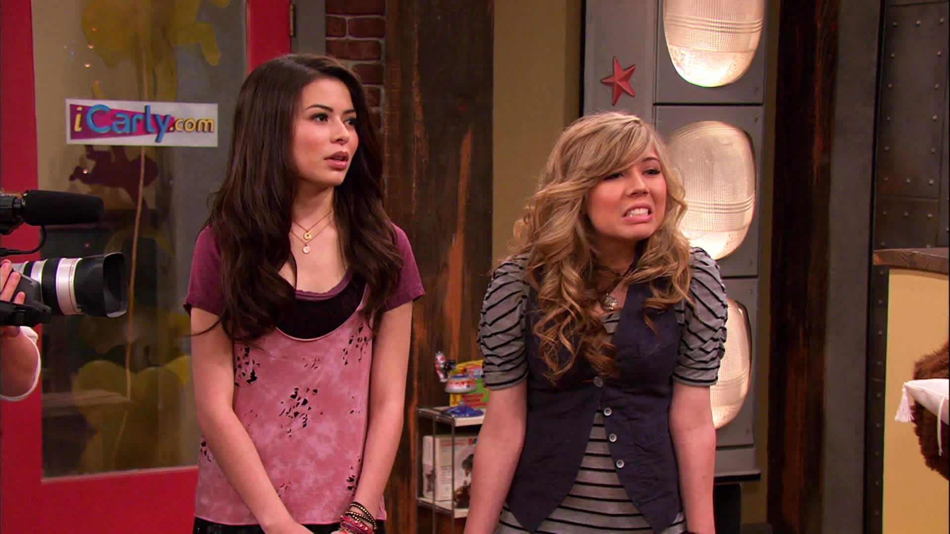 Watch ICarly Season 3 Episode 2 : ICarly Random Chattings - Watch Full - Where Can You Watch Season 3 Of Icarly