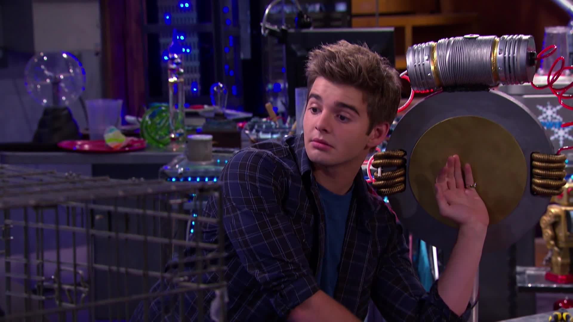 Watch The Thundermans S03 Season 3 Episode 2 : Phoebe Vs. Max: The