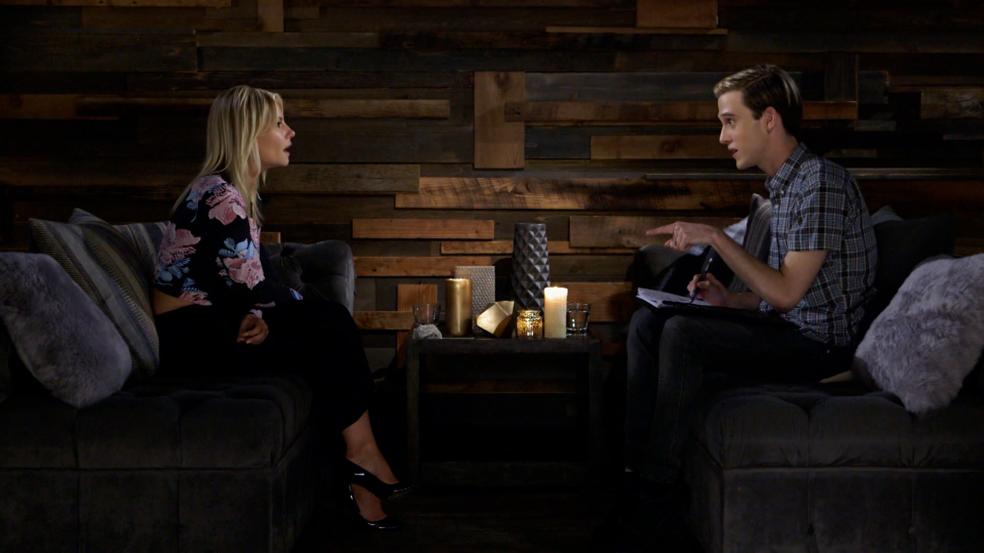 Watch Hollywood Medium With Tyler Henry Season 2 Episode 13 : Khloe 