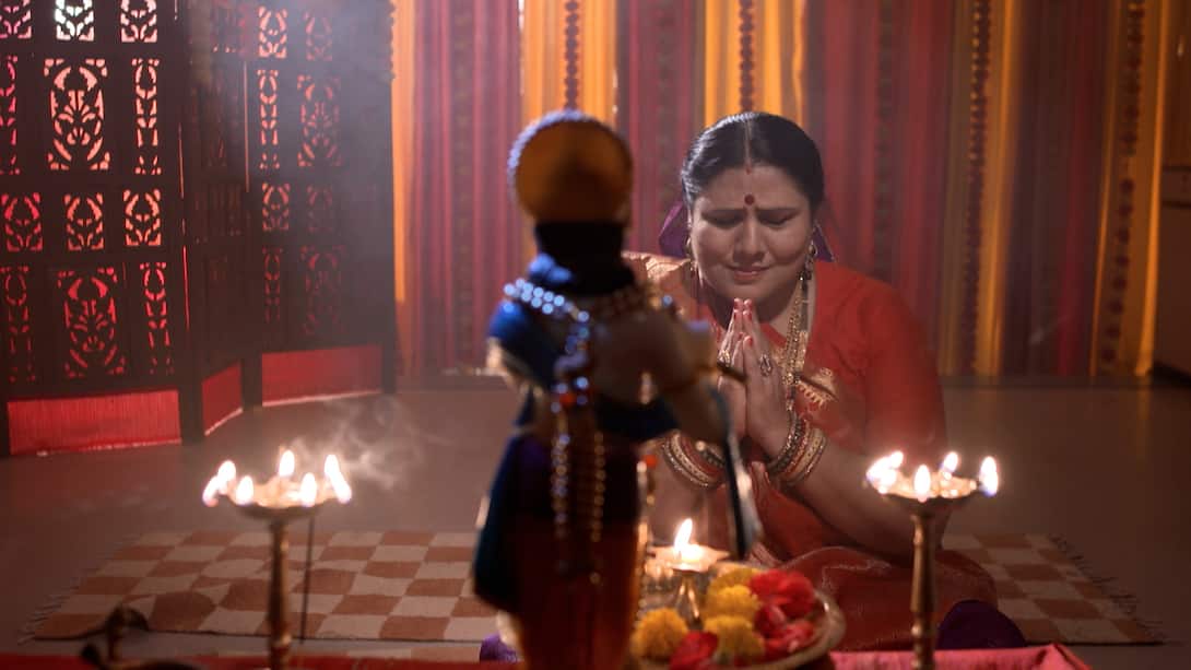 Motibaa is praying to Thakorji