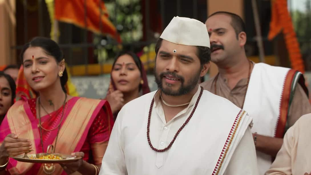 Watch Indrayani Season 1 Episode 6 : Vyankat Welcomes Manjrekar Maharaj ...