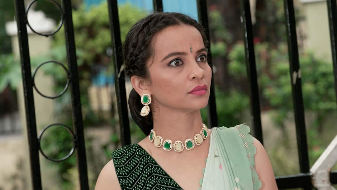 Bhairavi plans to get the neckless back