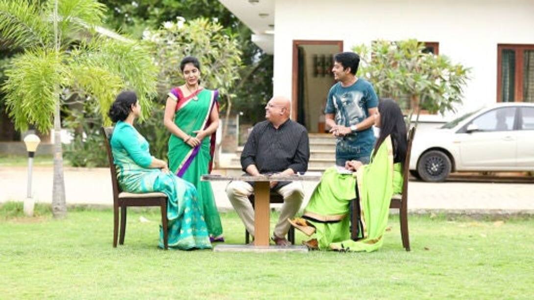 Kanchana visits Nandini's family