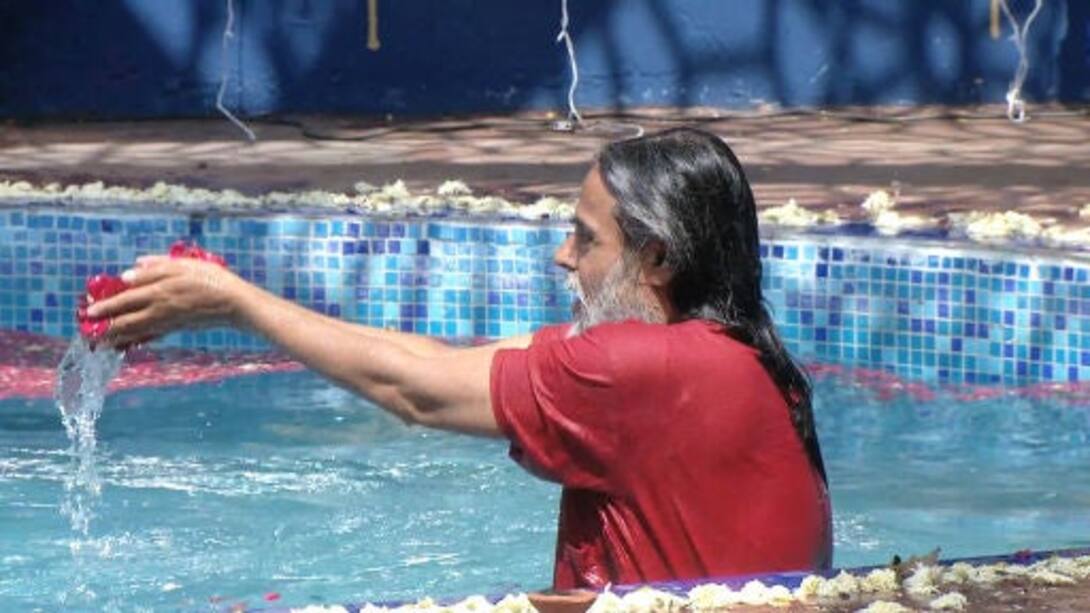 Highlights Day 14: Om Swami Ji takes a dip