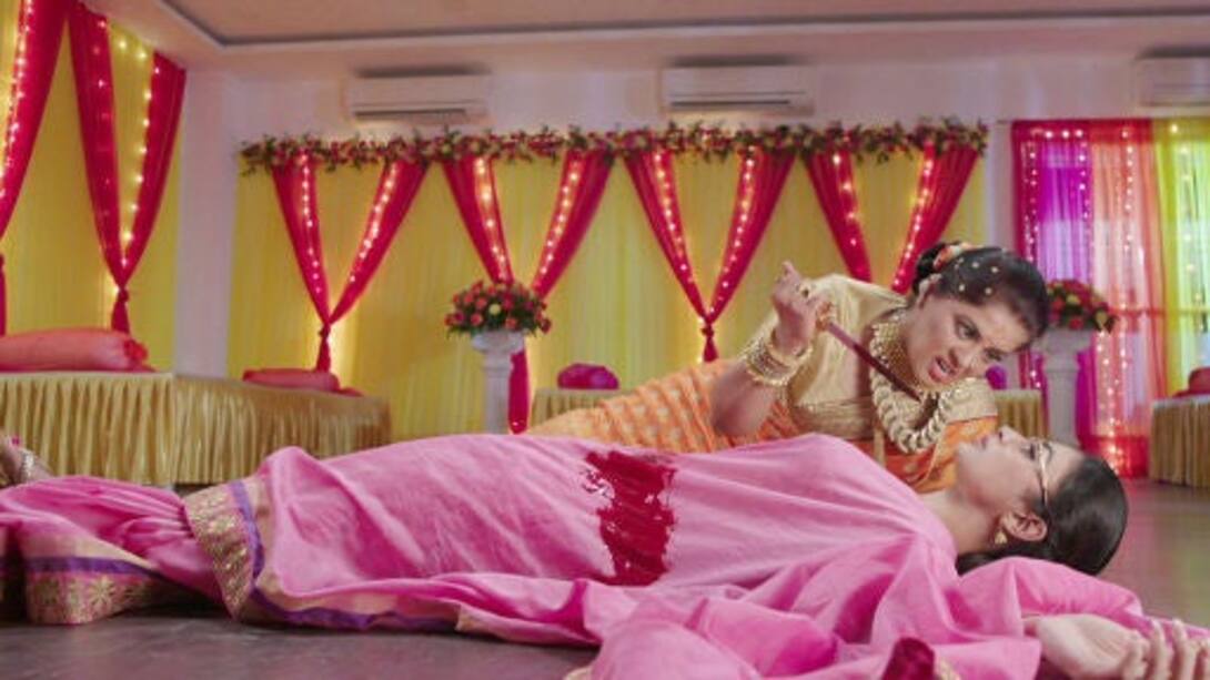Shocker: Yamini stabs Shivanya!