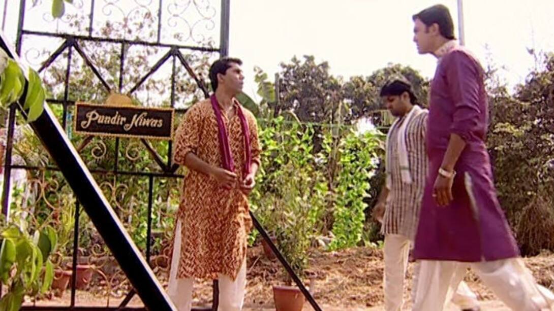Vijay arrives at Ammu's place