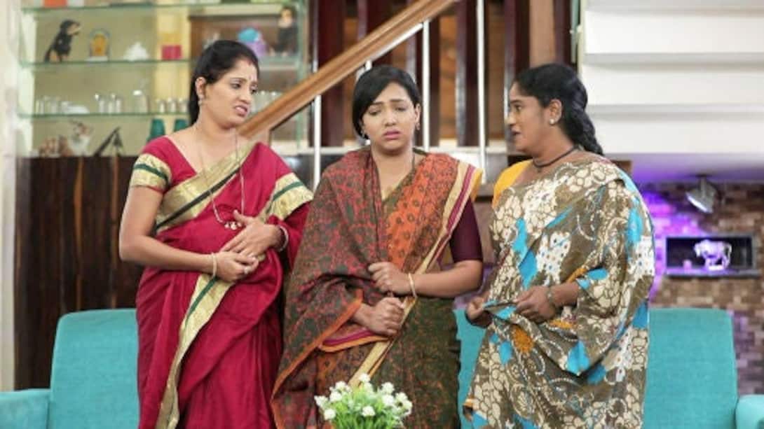 Sudha and Rathnamma try to ease Bhoomika's grief