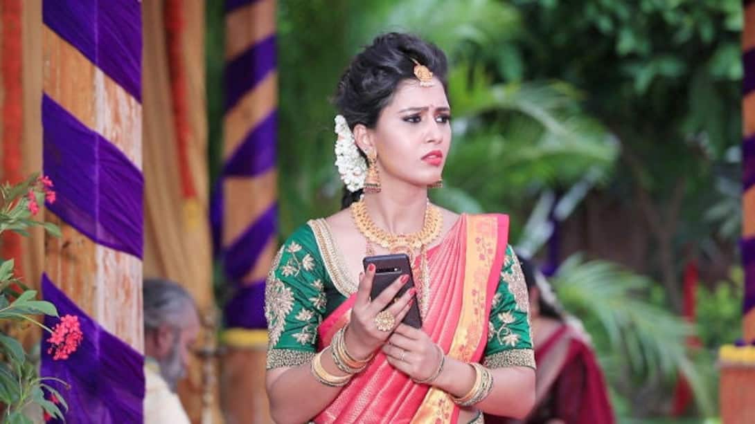 Shruthi finds Chandu's phone
