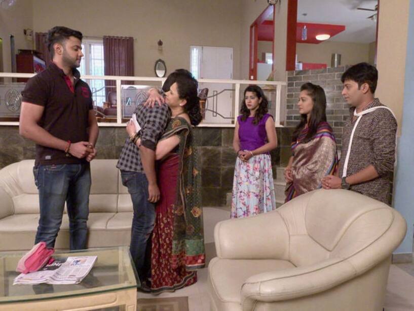 Shakuntala asks Akshay to return home