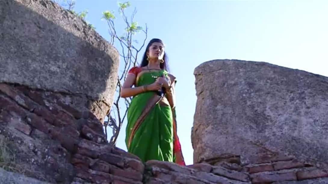 Chandrika pushes Anjali off a cliff