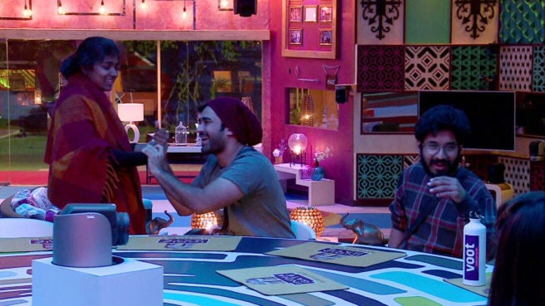 Pammi disowns Praveena!