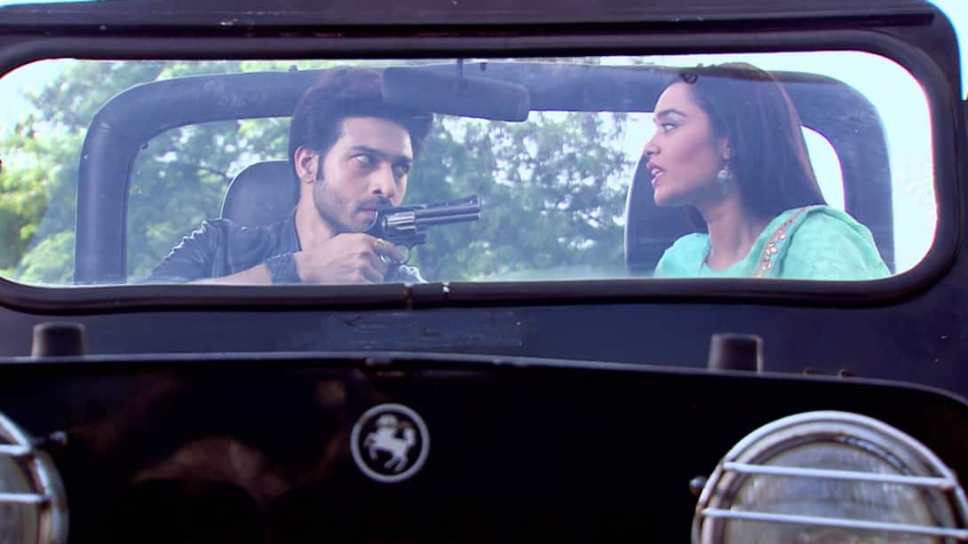 Suraj kidnaps Ragini at gun point