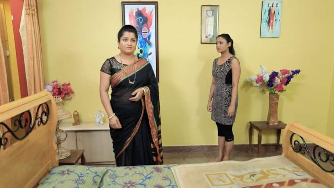 Parvathi reveals Devika is Priyanka