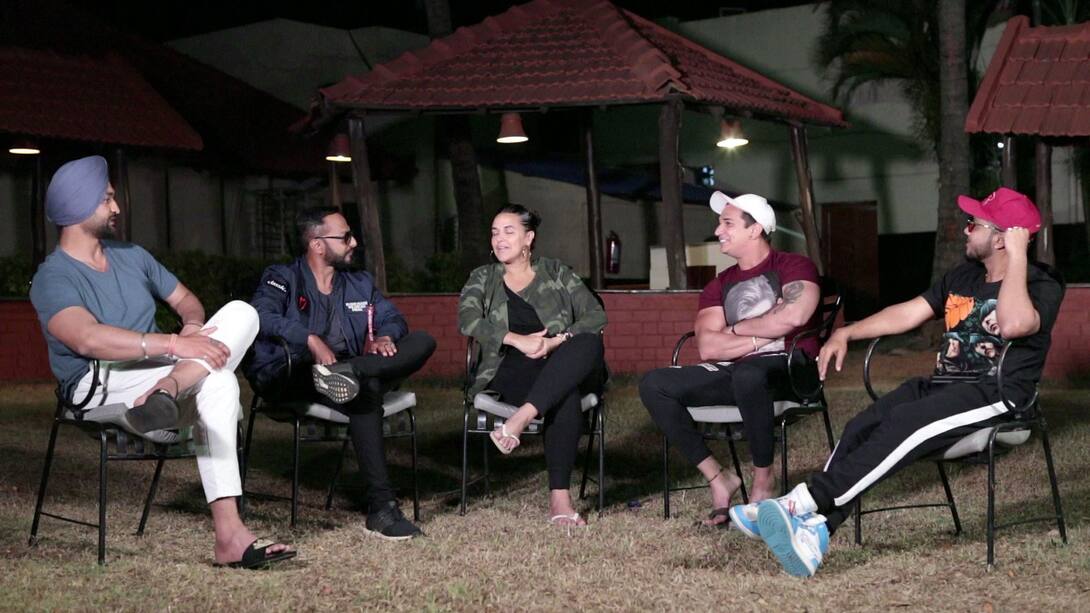 Post-war gang talks!