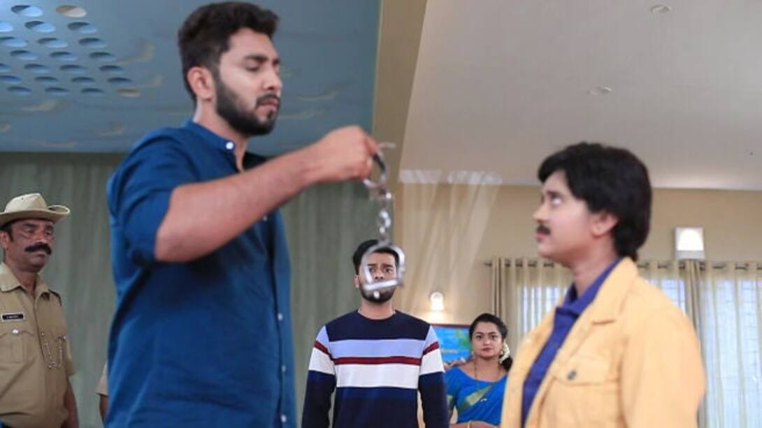 Rajeev mistakes Darshan for a thief