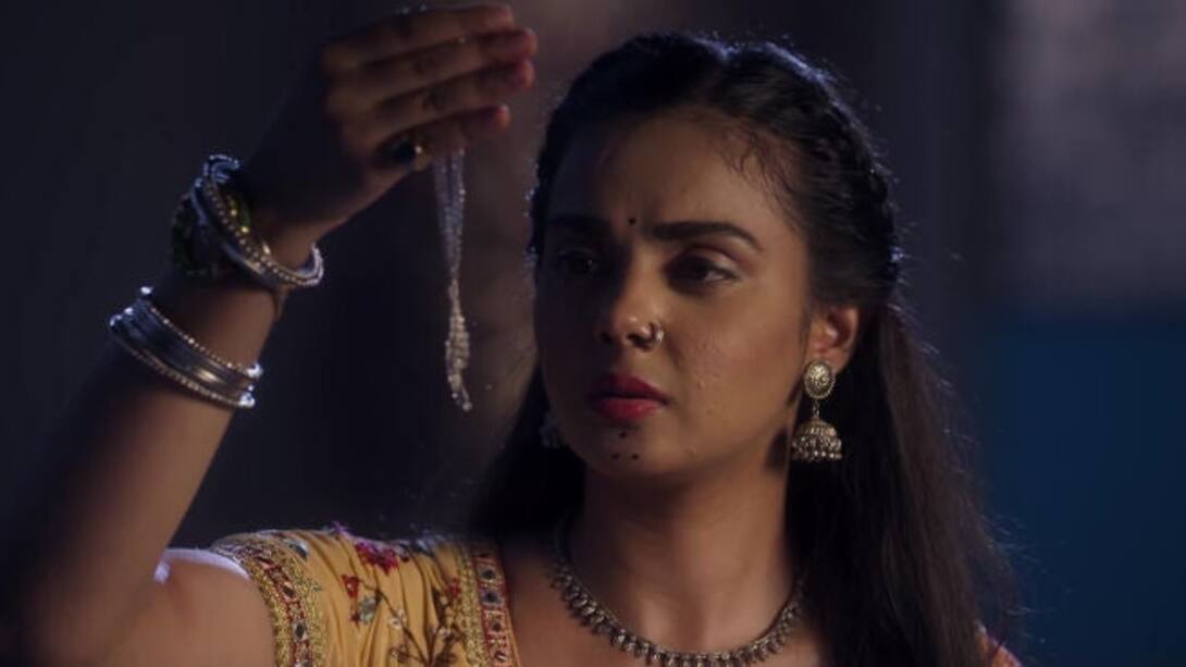 Rasal finds Phooli's anklet!