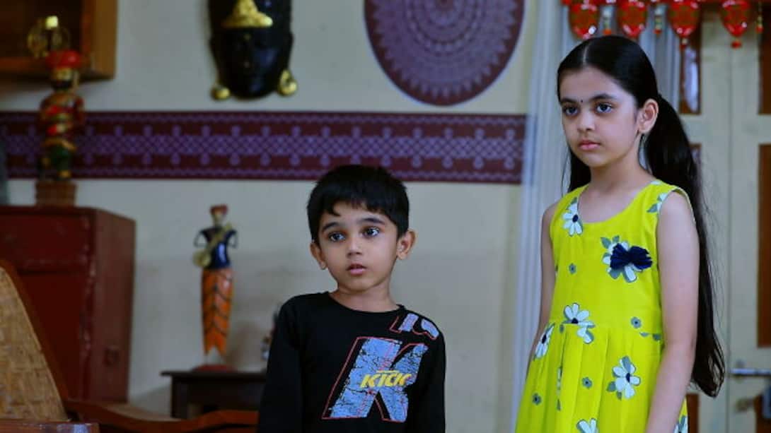 Adhithya and Akshara get to have a slice of pizza