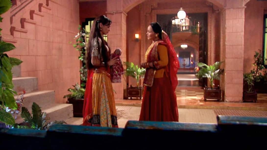 Mohini brings Paro inside the Haveli
