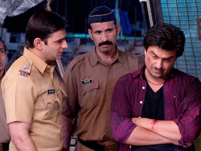 Kunal is insulted by the Inspector