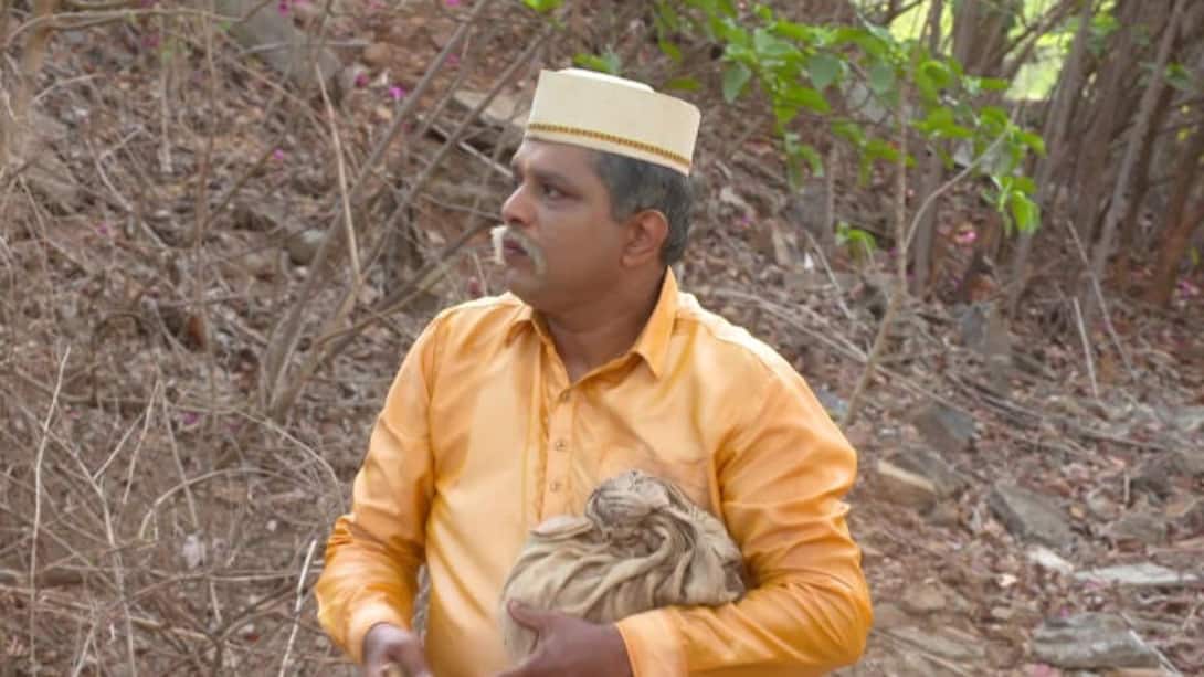 Dhanaji notices Bapu excavating