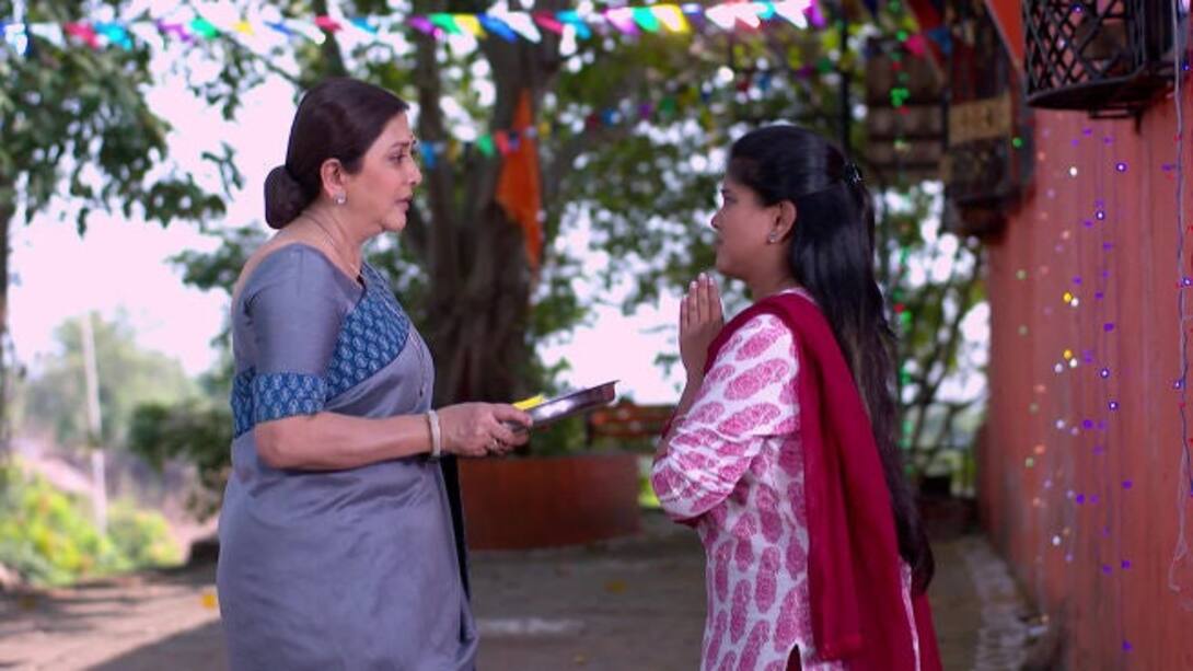Gauri speaks with Ratnamala