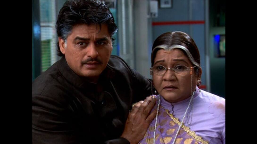 Jogi learns that Akash lied about the honeymoon