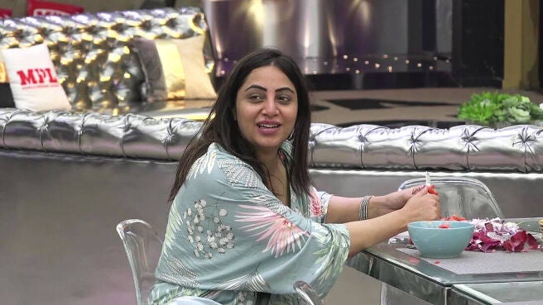 Arshi rebukes Rakhi