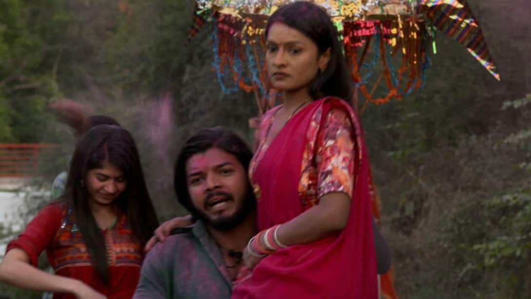 Rudra carries Dhara in his arms