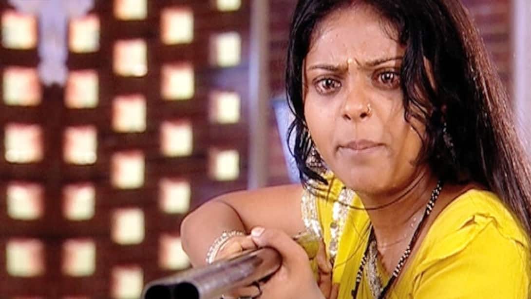 Ammu holds Vijay at gunpoint