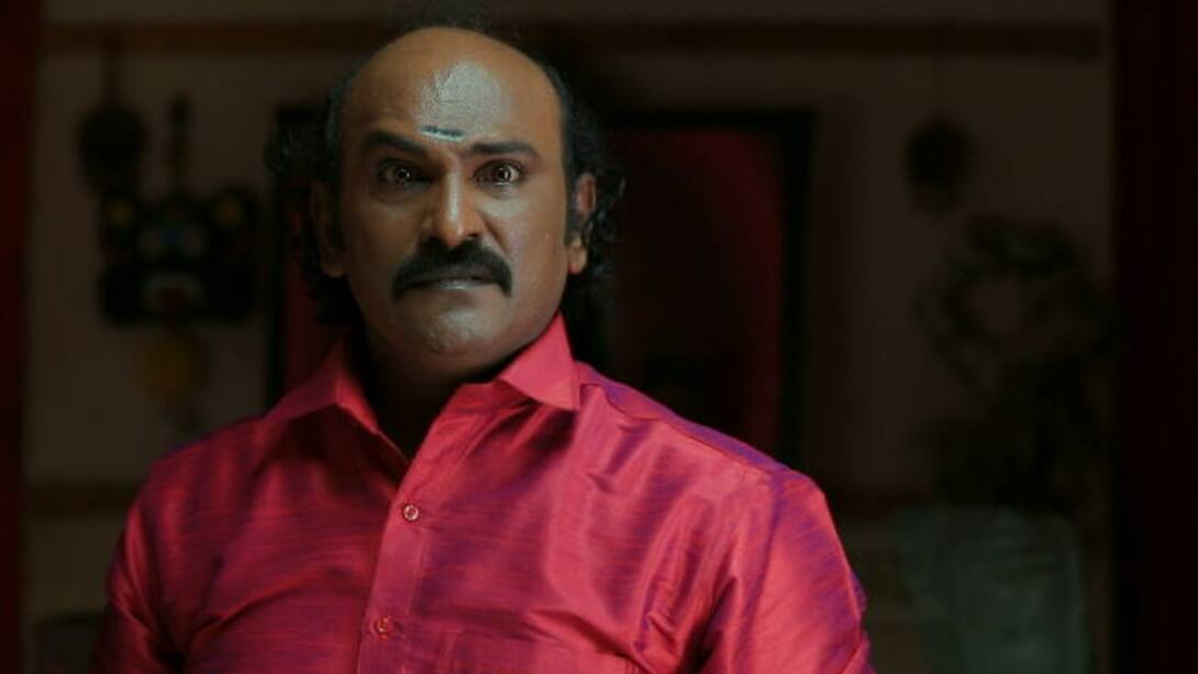 Manikkam presents the saree to Tharagan