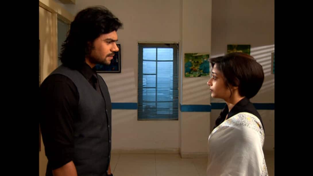Raghu is surprised to see Meethi
